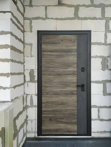 Уличная дверь с составной панелью